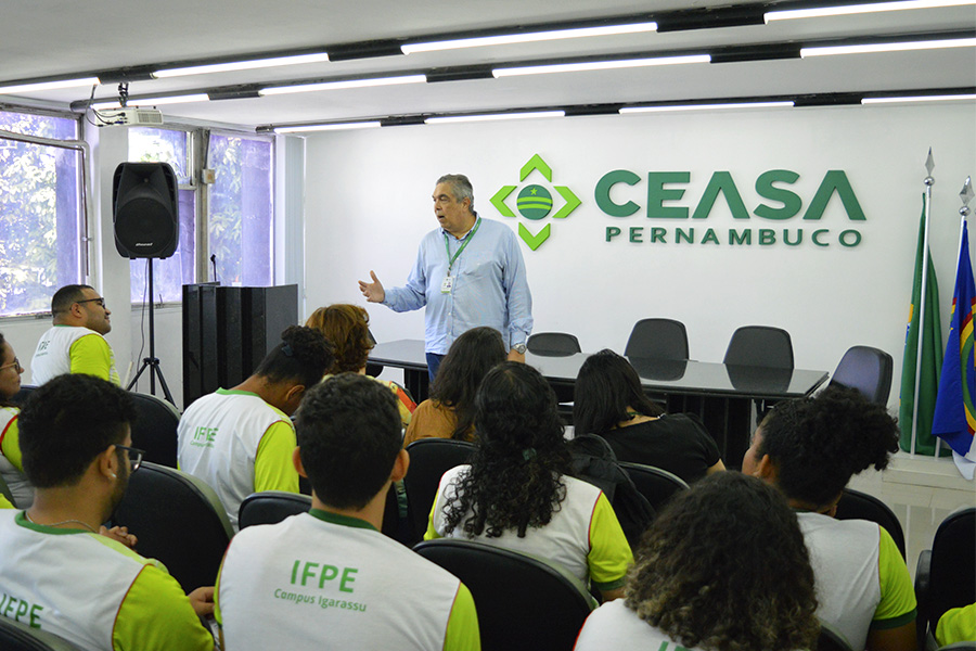 Ceasa recebe grupo de estudantes do IFPE