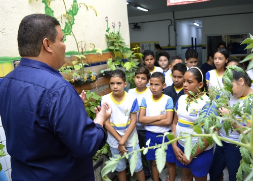 Dia das Crianças e do Engenheiro Agrônomo comemorados com aula em escola municipal