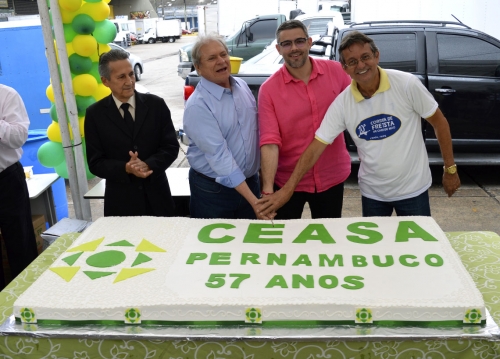 Ceasa comemora 57 anos com corte de bolo e corrida de carro-de-mão
