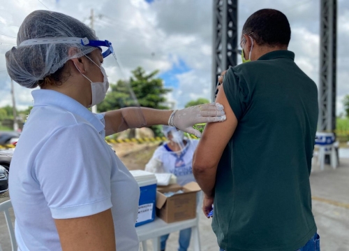 Funcionários das secretárias de saúde de Pernambuco serão vacinados nesta semana