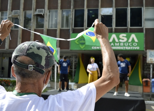 Aquecimento dos colaboradores para estreia do Brasil na Copa foi com ginástica laboral
